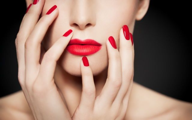 Модні тенденції в манікюрі на 2018 рік від зірок телеканалу СТБ iStock-526553392