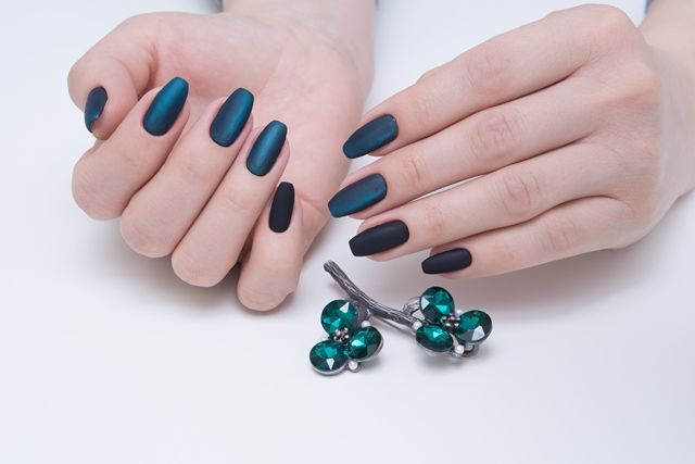 Модні тенденції в манікюрі на 2018 рік від зірок телеканалу СТБ iStock-682167686