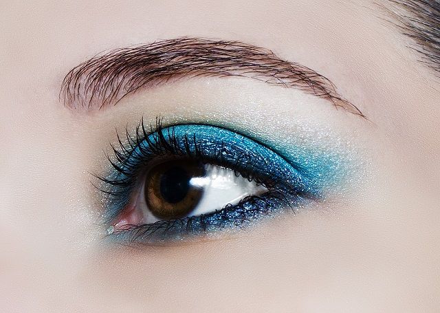Зимовий макіяж: які кольори використовувати Make up trend: blue shiny eyeshadows.