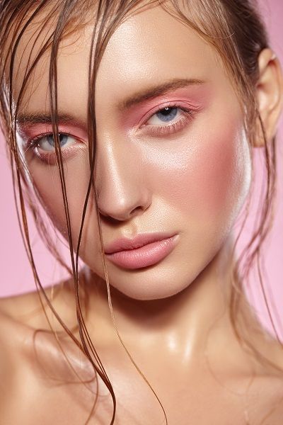 Зимовий макіяж: які кольори використовувати Portrait of girl with bright pink make-up.
