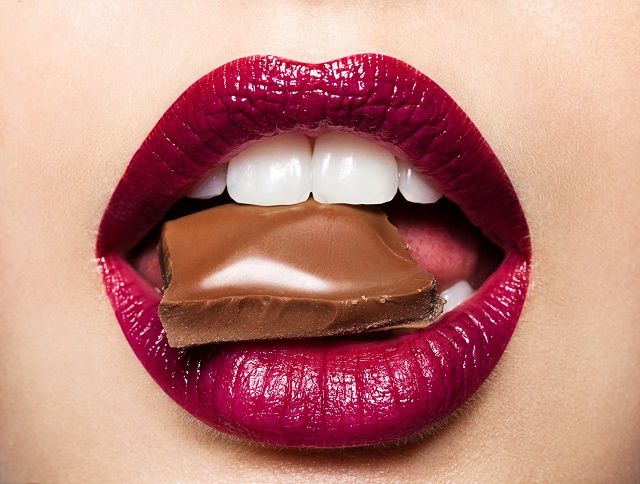 Зимовий макіяж: які кольори використовувати Beautiful female lips with chocolate