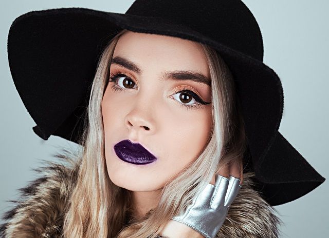 Зимовий макіяж: які кольори використовувати Blonde lady wearing hat