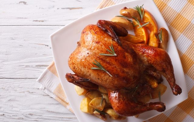 Курка, запечена з яблуками: рецепт на Новий рік від учасниці «МастерШеф» Курка запечена цілком з яблуками в духовці