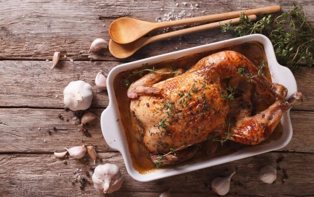 Курица запеченная целиком с яблоками в духовке