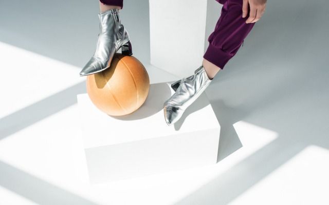 Модне зимове взуття 2019: поради від Ольги Сумської срібне взуття