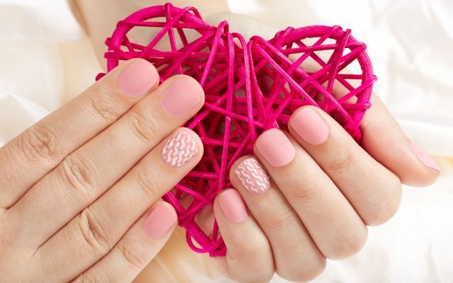 Манікюр на 8 Березня: ідеї в фотографіях маникюр на 8 марта