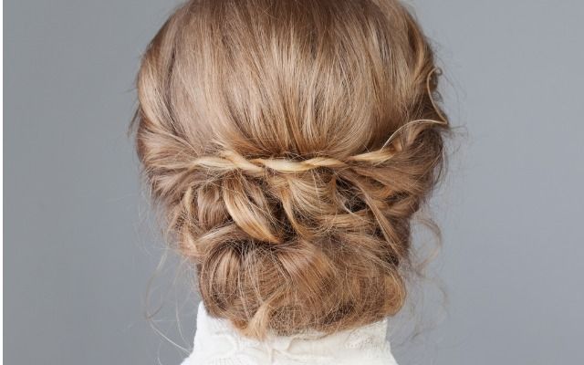 Яку зачіску зробити на 8 березня: ідеї в фото від стилістів СТБ пучок на 8 марта