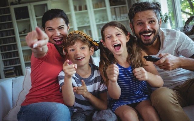 Де і о котрій дивитися Євробачення-2018 Excited family watching television at home