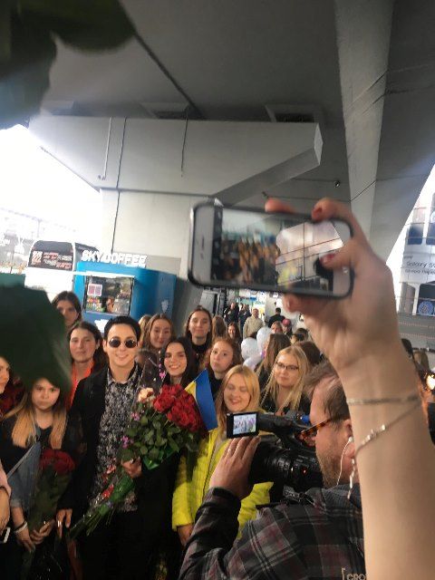 Євробачення-2018: шанувальники зустріли MELOVIN’а в аеропорту photo5458508408350157104 (1)