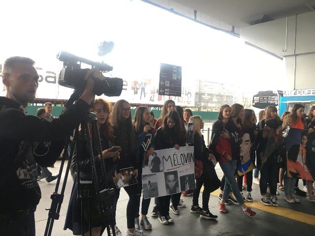 Євробачення-2018: шанувальники зустріли MELOVIN’а в аеропорту photo5458508408350157107 (1)