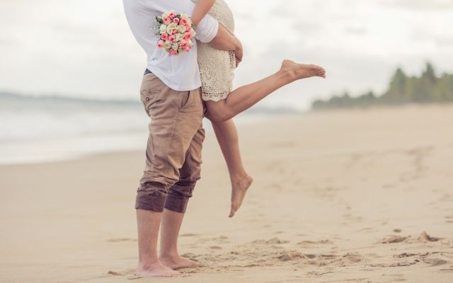 Любовный гороскоп на июнь 2018: чего ждать каждому из знаков зодиака Bride and groom on the beach