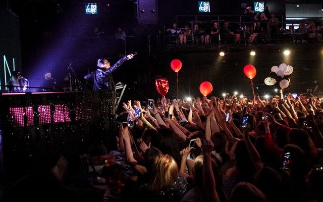 MELOVIN поклонился своим фанатам на киевском концерте фаны поют