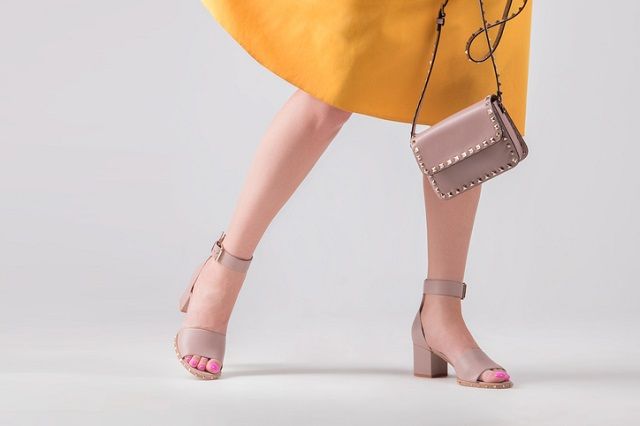 Fashionable kit of handbag and shoes.