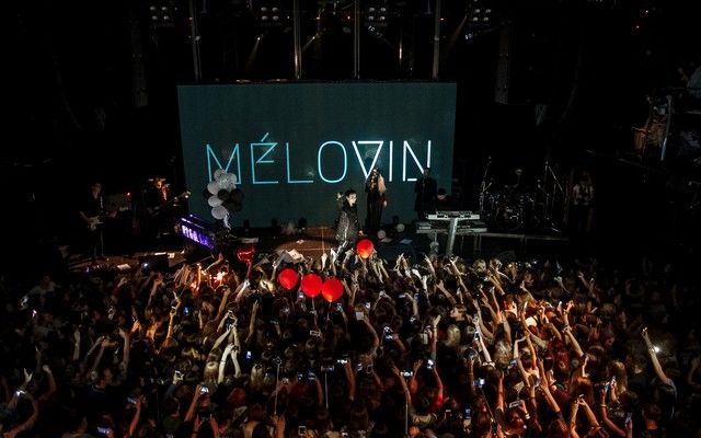 MELOVIN поклонился своим фанатам на киевском концерте общий план