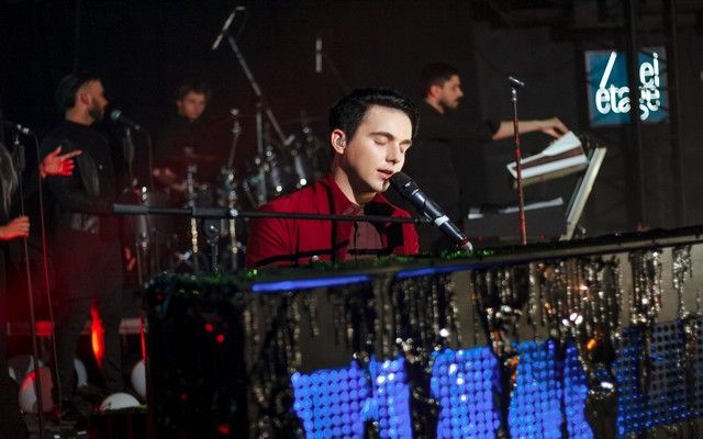 MELOVIN поклонился своим фанатам на киевском концерте за пианином