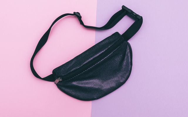 Сумка на пояс: з чим носити сумку-бананку влітку 2019 woman glitter and shiny bum bag