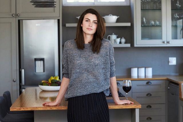 Мода 2019: як і з чим носити плісировану спідницю Gorgeous woman in kitchen