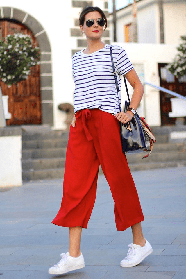 Мода 2018: з чим носити брюки-кюлоти влітку red-culottes-pants-blue-navy-tee-stripe-sun-white-shoe-sneakers-spring-summer-hairr-weekend