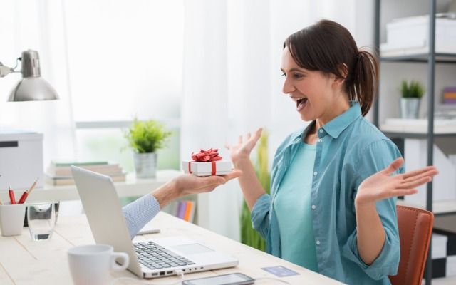 woman-receiving-a-gift-from-a-website-picture-id611889706