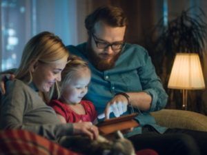 семья смотрит мультики