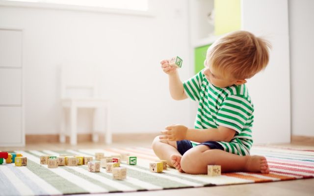 Игры с детьми дома: во что можно поиграть с ребенком iStock-875363752
