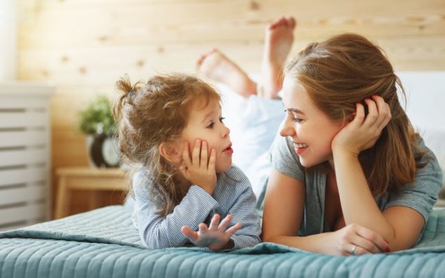 Игры с детьми дома: во что можно поиграть с ребенком iStock-906390414