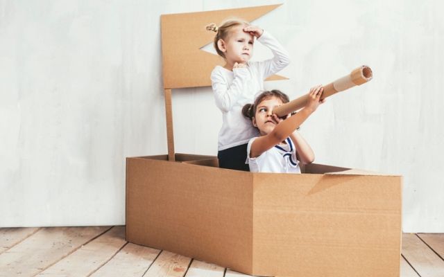 Игры с детьми дома: во что можно поиграть с ребенком iStock-907621804