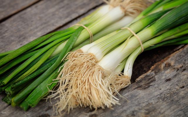 Яку зелень можна виростити вдома на підвіконні: поради учасника «МастерШеф. Битва сезонів» как вырастить зеленый лук