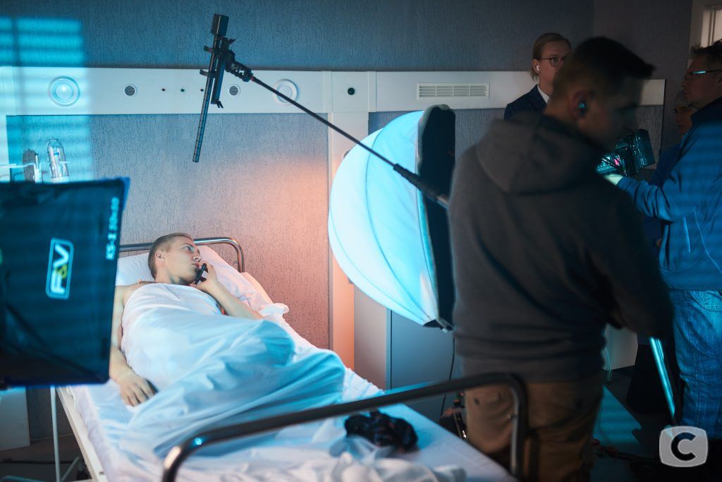 Фоторепортаж продовження «Ніщо не трапляється двічі»: як знімали сцени в лікарні з Григорієм Баклановим Фоторепортаж продовження Ніщо не трапляється двічі: як знімали сцени в лікарні з Григорієм Баклановим