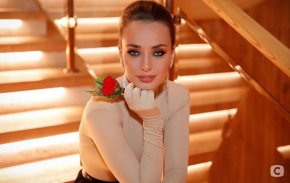 У чому зустрічати Новий рік 2021: образи Холостячки Ксенії Мішиної У чому зустрічати Новий рік 2021: образи Холостячки Мішиної