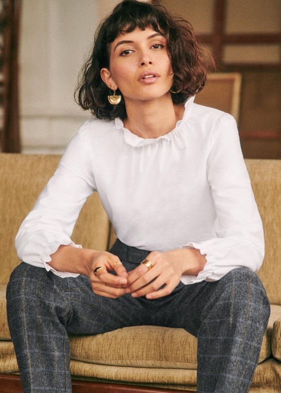 Стрижки 2021: трен﻿ды стрижек на средние волосы