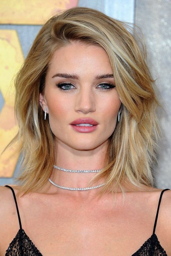 Стрижки 2021: трен﻿ды стрижек на средние волосы