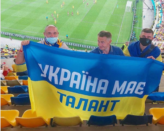 Зірки СТБ влаштували флешмоб на честь перемоги збірної України Зірки СТБ влаштували флешмоб на честь перемоги збірної України