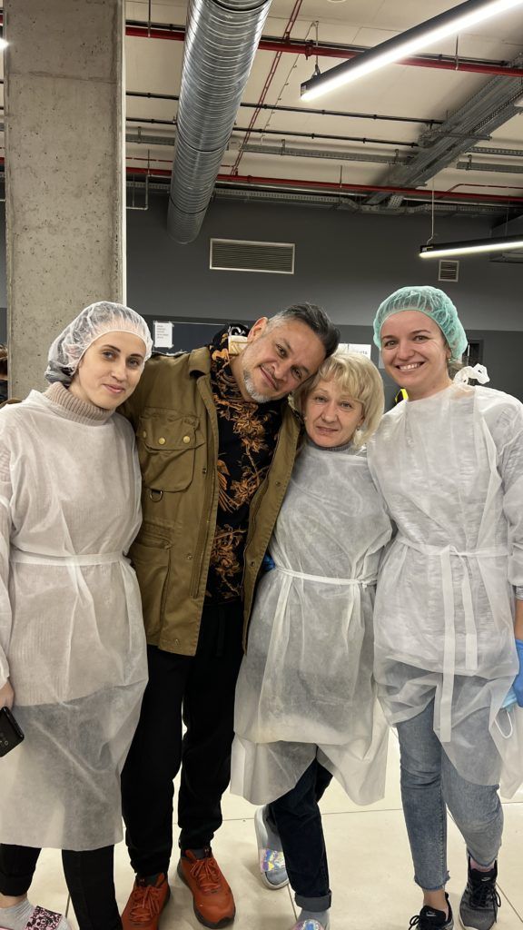 #ДобріІсторії. Эктор Хименес-Браво: Готовим 2000 обедов в день для военных Эктор Хименес-Браво: Готовим 2000 обедов в день для военных | Телеканал СТБ