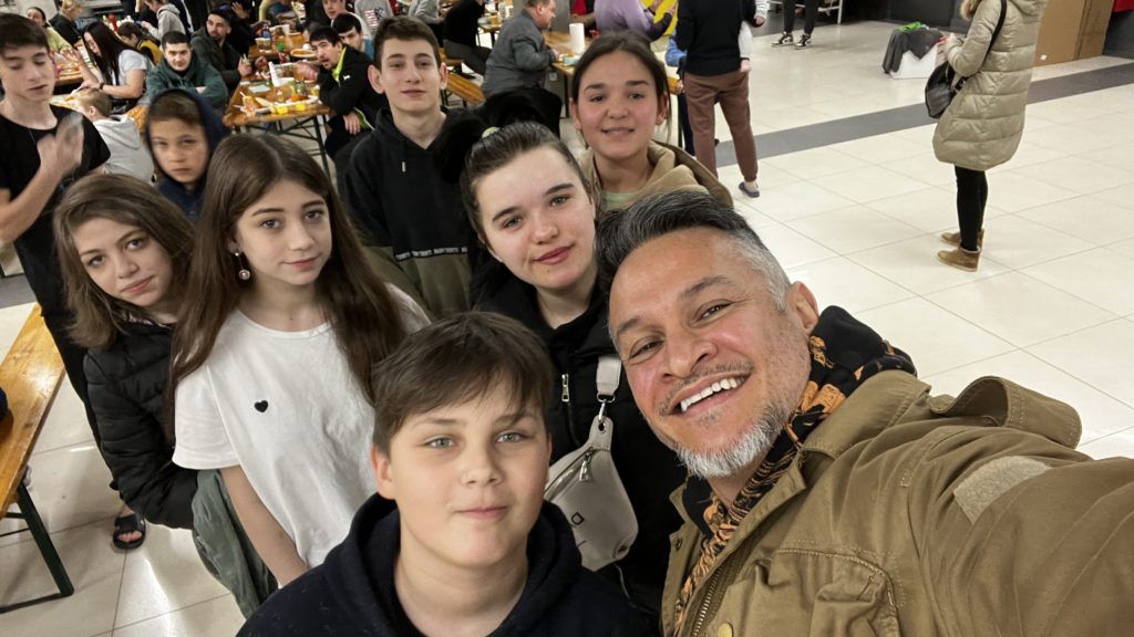 #ДобріІсторії. Эктор Хименес-Браво: Готовим 2000 обедов в день для военных Эктор Хименес-Браво: Готовим 2000 обедов в день для военных | Телеканал СТБ