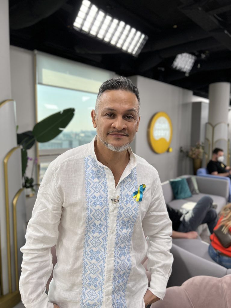 #ДобріІсторії. Эктор Хименес-Браво: Готовим 2000 обедов в день для военных Эктор Хименес-Браво: Готовим 2000 обедов в день для военных | Телеканал СТБ