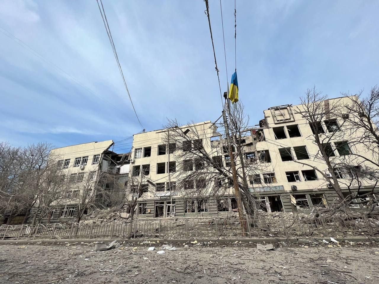 Хроніки війни. Дівчина, евакуйована з Маріуполя: трупи так смердять, я братові закривала очі маминим шарфиком Хроніки війни: моторошна історія дівчини, яка вирвалася із облоги Маріуполя