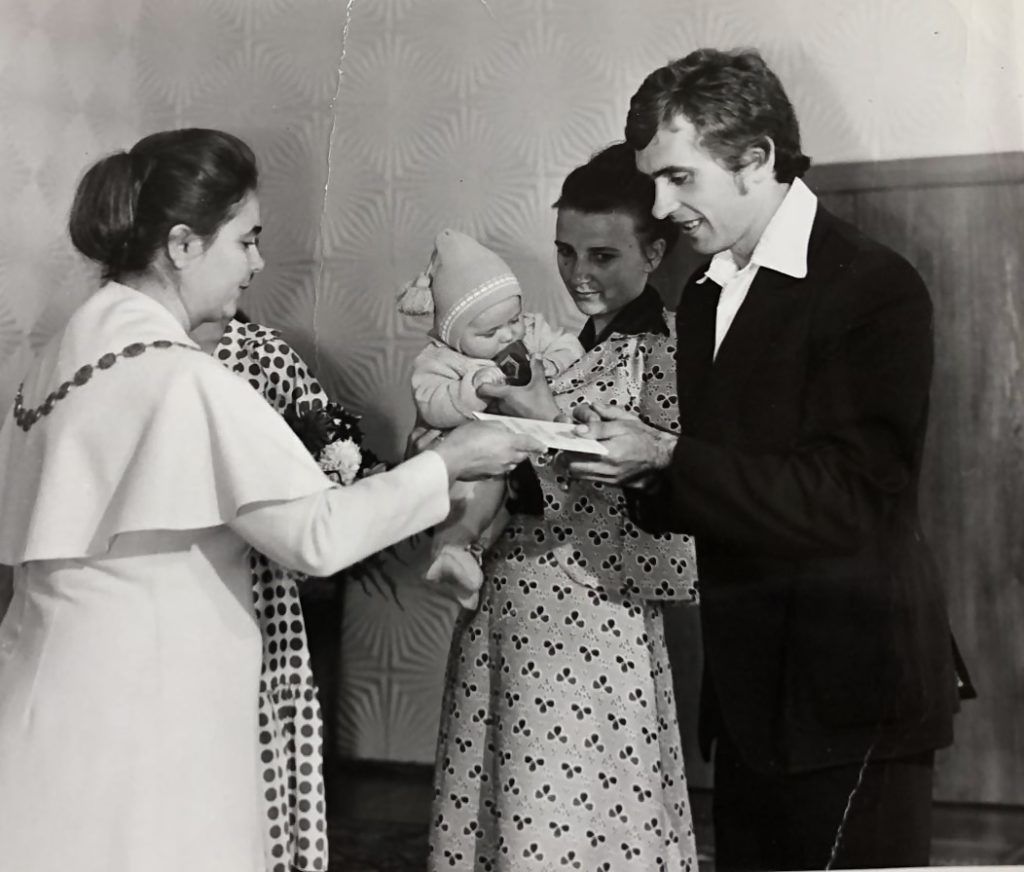 Мы всегда говорим друг другу о любви: Сергей Костыра поделился теплыми воспоминаниями о маме Сергей Костира