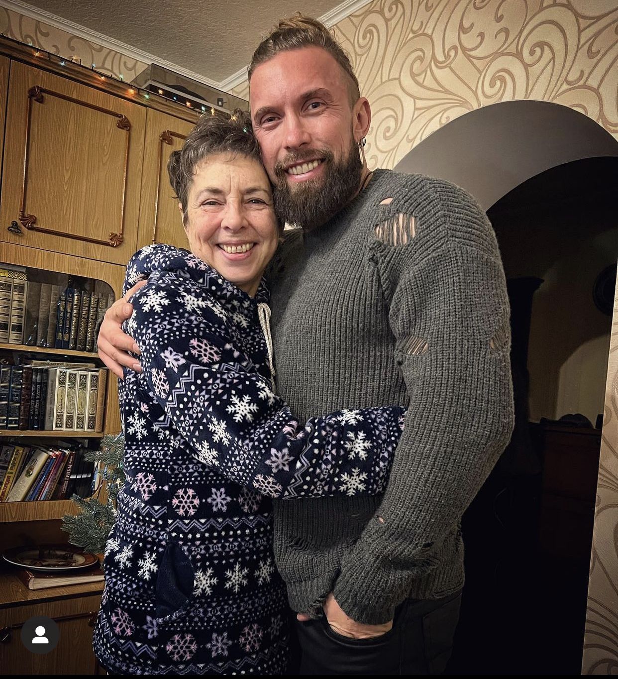 День матери 2022: Алексей Суровцев считает, что его волонтерство во время войны ― заслуга воспитания мамы Олексій Суровцев мама