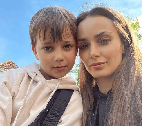 За спинами раздавались взрывы: Ксения Мишина рассказала, как спасала сына Ксения Мишина рассказала, как узнала о начале войны и убегала от взрывов в Борисполе