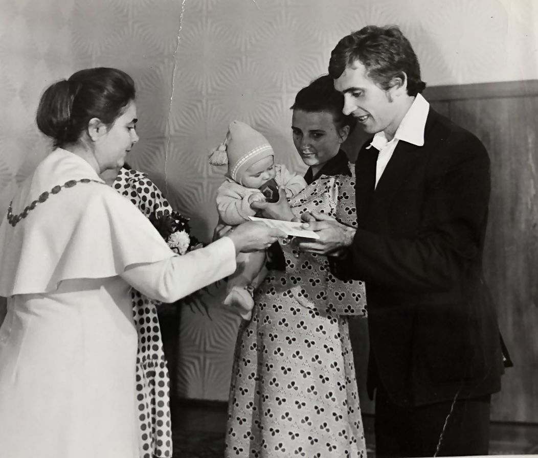 Благодаря ему я стал тем, кем являюсь сегодня: Сергей Костыра с теплотой рассказал о папе ко Дню отца Сергей Костира (детское фото)