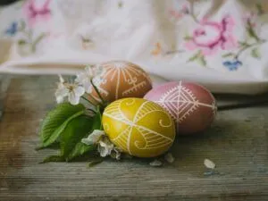 як пофарбувати яйця на великдень