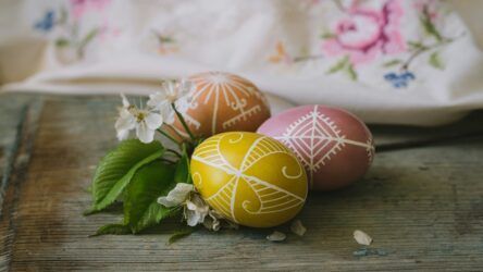 як пофарбувати яйця на великдень