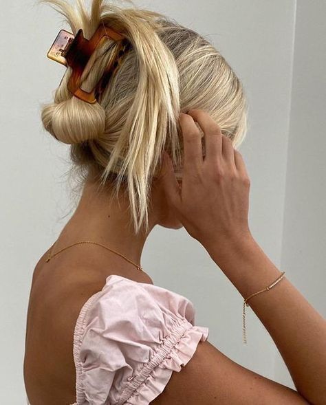 Модні зачіски літа 2023: аксесуари для укладення волосся цього літа Модні зачіски літа 2023: тренди цього сезону