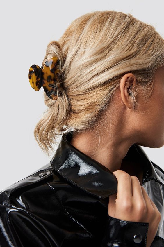 Модні зачіски літа 2023: аксесуари для укладення волосся цього літа Модні зачіски літа 2023: тренди цього сезону