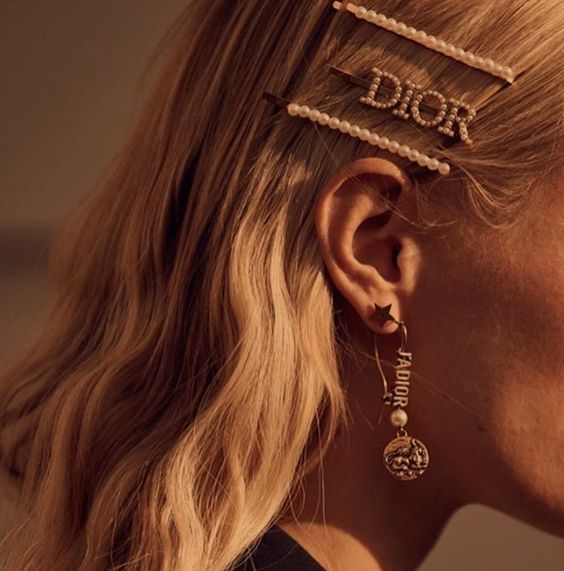 Модні зачіски літа 2023: аксесуари для укладення волосся цього літа Модні зачіски літа 2023: тренди цього сезону