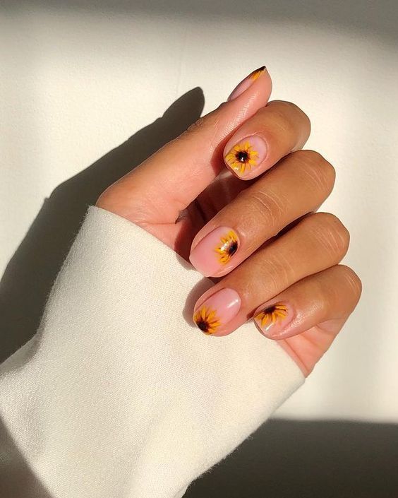 Літній манікюр 2024: ідеї для вашого наступного візиту в салон Манікюр літо 2024: тренди літнього манікюру для нігтів