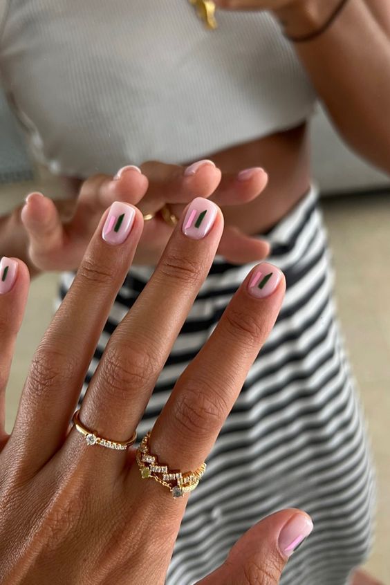 Літній манікюр 2024: ідеї для вашого наступного візиту в салон Манікюр літо 2024: тренди літнього манікюру для нігтів