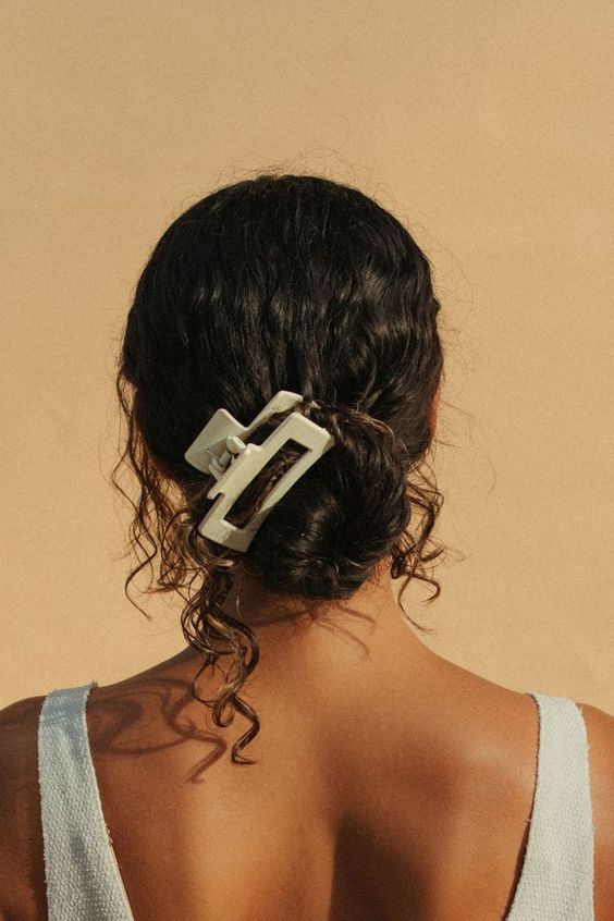 Модні зачіски літа 2023: аксесуари для укладення волосся цього літа Модні зачіски літа 2023: тренди цього сезону