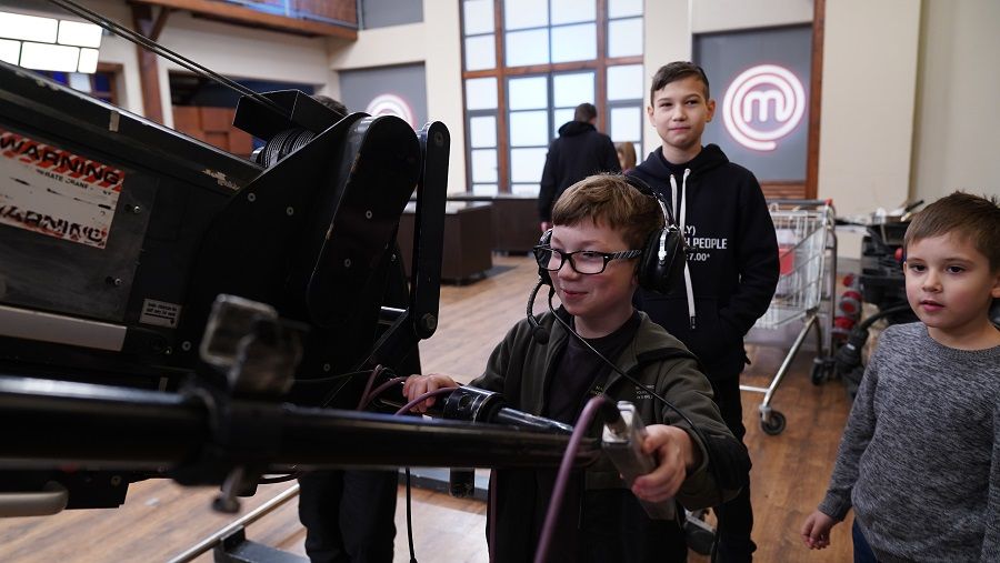 Незабутній подарунок від команди «МастерШеф»: діти-сироти та ВПО провели день залаштунками головного кулінарного проєкту країни Діти-сироти та ВПО провели день залаштунками «МастерШеф»-13